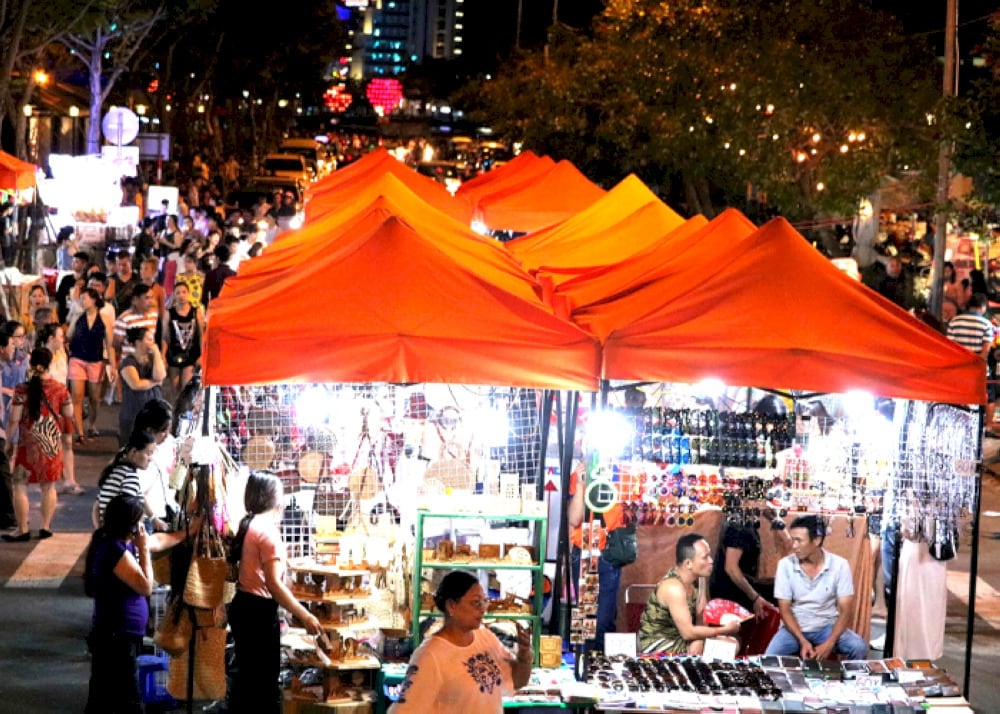 Son Tra Night Market is lively, allowing visitors to explore street food, souvenirs, and local crafts